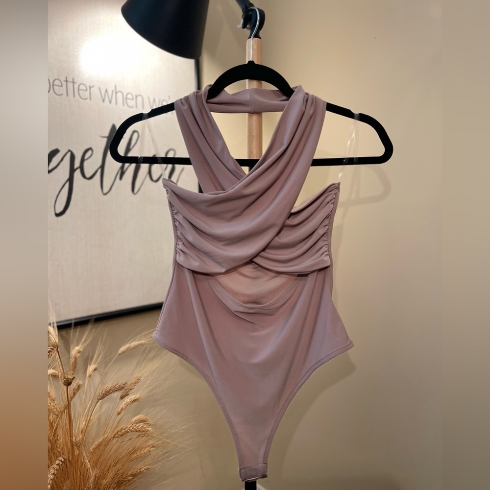 Women’s Chic Sleeveless Bodysuit with Criss-Cross Neckline